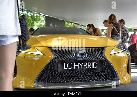 Turin, Piemont, Italien. Juni 2018. An der Valentino Park, der Motor Show. An der Lexus stand, der Gelben lc zieht die Aufmerksamkeit der Peop Stockfoto