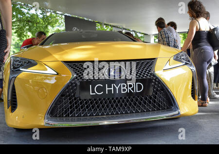Turin, Piemont, Italien. Juni 2018. An der Valentino Park, der Motor Show. An der Lexus stand, der Gelben lc zieht die Aufmerksamkeit der Peop Stockfoto