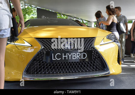 Turin, Piemont, Italien. Juni 2018. An der Valentino Park, der Motor Show. An der Lexus stand, der Gelben lc zieht die Aufmerksamkeit der Peop Stockfoto