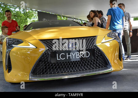 Turin, Piemont, Italien. Juni 2018. An der Valentino Park, der Motor Show. An der Lexus stand, der Gelben lc zieht die Aufmerksamkeit der Peop Stockfoto