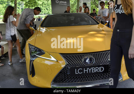 Turin, Piemont, Italien. Juni 2018. An der Valentino Park, der Motor Show. An der Lexus stand, der Gelben lc zieht die Aufmerksamkeit der Peop Stockfoto
