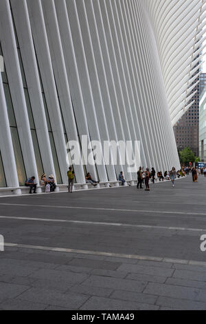 Weiße gerippte Außenseite des World Trade Center Oculus Verkehrsknotenpunkts, Lower Manhattan, New York City, USA. Stockfoto