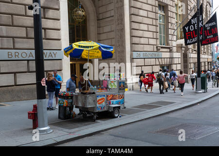 New York Brezel Warenkorb auf Broadway Street - Financial District - Manhattan - New York City Stockfoto