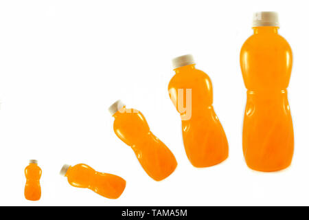 Orangensaft, Obst in fünf Kunststoff Flasche auf weißem Hintergrund Stockfoto