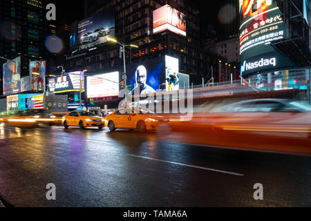 Lange Exposition von Taxis im Times Square bei Nacht - New York, NY, USA Stockfoto