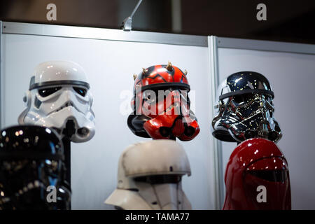 Künstlerische Versionen von Star Wars Storm Trooper Helme einschließlich der ursprünglichen, Darth Maul, und Schwarz Chrom an Star Wars Celebration 2019 - Chicago, IL Stockfoto