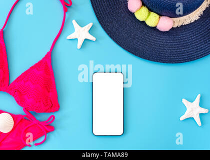 Summer Blue Banner mit navy blauen Hut rosa Bikini, Tablet, Sonnenbrille und Muschel auf blauem Hintergrund Draufsicht mock up Bildschirm Stockfoto