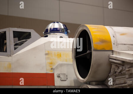 R2-D2 in Luke Skywalker's X-Wing Schiff an Star Wars Celebration 2019 - Chicago, IL Stockfoto