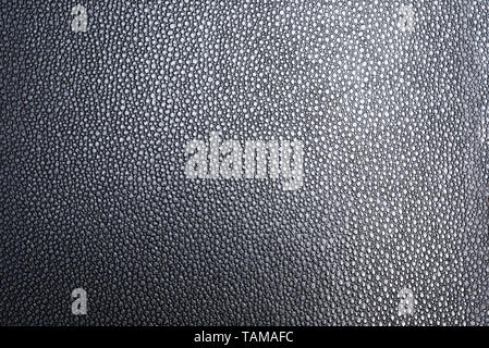 Die Textur einer schwarz Kunstleder mit klaren Details unter einem abgestuften Beleuchtung. Stockfoto