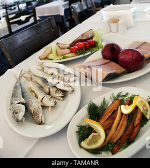 Bonito gebratener Fisch, Stockfisch und eingelegter Thunfisch auf dem Tisch im Restaurant. Stockfoto