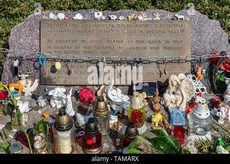 Památník dětským obětem války, Památník Lidice (vyhlazení 10.6. 1942), Lidice, Středočeský kraj, Česká republika/Gedenkstätte Lidice, Dorf Lidice (ein Stockfoto