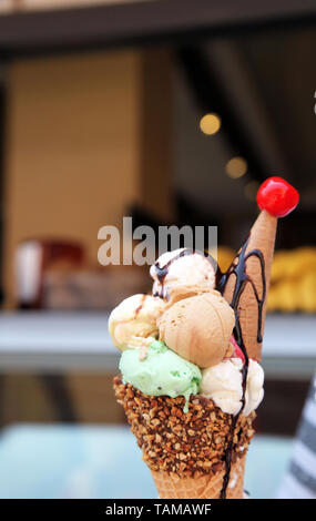Gemischtes Eis auf dem Kornett Stockfoto