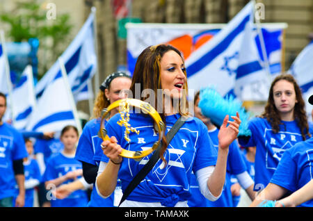 Tausende von Demonstranten in der Israel Day Parade entlang der Fifth Avenue in New York City am 3. Juni 2018 teilgenommen. Stockfoto