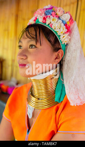 Bangkok, Tahiland - 2019-03-03 - Karen lange Hals Frau in Hochformat Stockfoto