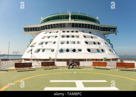 Unabhängigkeit der Meere Kreuzfahrt Schiff; Zeebrugge, Belgien; 24. Mai 2019; Blick auf dem Schiff von Bogen mit ein Paar auf einer Bank in hellen, sonnigen Wetter sitzen Stockfoto