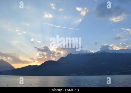 Schönen Sonnenuntergang am Comer See im Frühjahr und Panoramablick nach Menaggio Bergkette von Bellano. Stockfoto