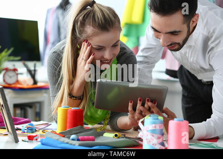 Moderne Technik in Schneiderei Näherei Service Stockfoto