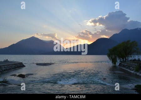 Schönen Sonnenuntergang am Comer See im Frühjahr und Panoramablick nach Menaggio Bergkette von Bellano. Stockfoto