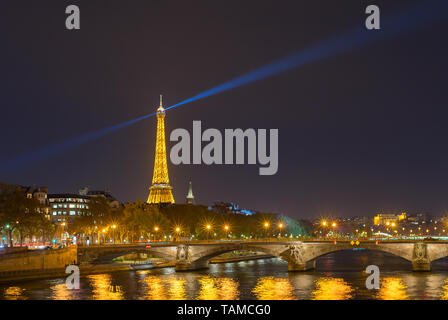 PARIS, Frankreich, 10. NOVEMBER 2018: Siene river Embankment und Eiffelturm mit Spotlight in der Nacht in Paris. Stockfoto