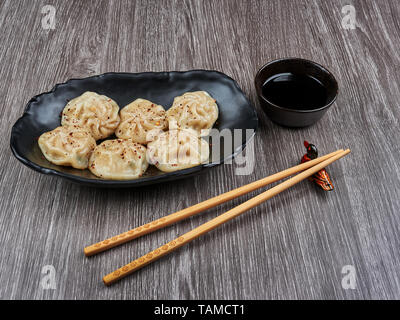 Koreanisches Essen: gedünstetes Huhn Knödel mit Sojasoße Stockfoto