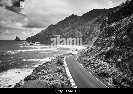 Scenic Ocean Drive Straße an der den Berg Macizo de Anaga Gebirge, Atlantik Küste von Teneriffa, Spanien. Stockfoto