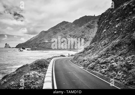 Scenic Ocean Drive Straße an der den Berg Macizo de Anaga Gebirge, Atlantik Küste von Teneriffa, Spanien. Stockfoto