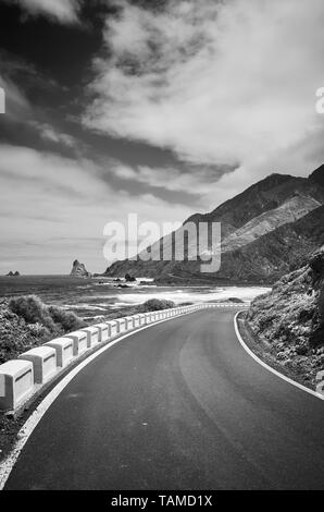 Scenic Ocean Drive Straße an der den Berg Macizo de Anaga Gebirge, Atlantik Küste von Teneriffa, Spanien. Stockfoto