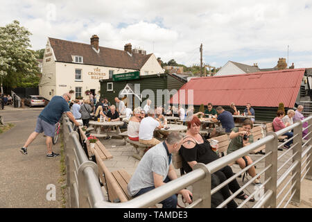 Southend On Sea, Großbritannien. 26 Mai, 2019. Menschen mit einem Getränk und Meeresfrüchte an der Alten Leigh. Szenen in Leigh und Southend On Sea, Essex, als Leute, die lange Wochenende zu genießen. Penelope Barritt/Alamy leben Nachrichten Stockfoto