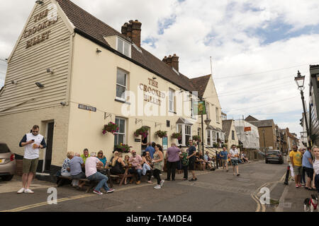 Southend On Sea, Großbritannien. 26 Mai, 2019. Menschen mit einem Getränk und Meeresfrüchte an der Alten Leigh. Szenen in Leigh und Southend On Sea, Essex, als Leute, die lange Wochenende zu genießen. Penelope Barritt/Alamy leben Nachrichten Stockfoto