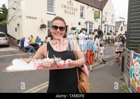 Southend On Sea, Großbritannien. 26 Mai, 2019. Eine Frau mit einem Seafood plater in alten Leigh. Szenen in Leigh und Southend On Sea, Essex, als Leute, die lange Wochenende zu genießen. Penelope Barritt/Alamy leben Nachrichten Stockfoto
