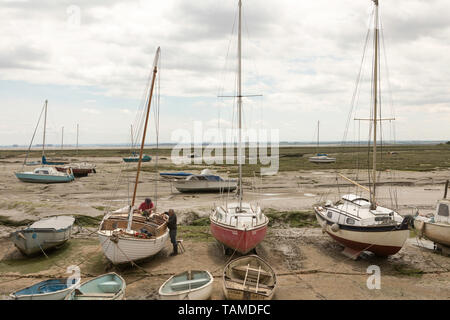 Southend On Sea, Großbritannien. 26 Mai, 2019. Zwei Männer machen Reparaturen an einem Boot ay Leigh-on-Sea. Szenen in Leigh und Southend On Sea, Essex, als Leute, die lange Wochenende zu genießen. Penelope Barritt/Alamy leben Nachrichten Stockfoto