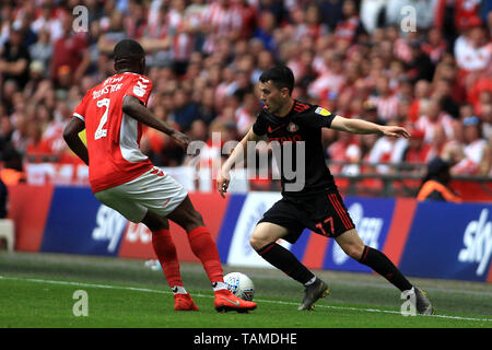 London, Großbritannien. 26 Mai, 2019. Lewis Morgan von Sunderland (R) in Aktion mit Anfernee Dijksteel von Charlton Athletic (L). Skybet Fußball Liga Play off Finale, Charlton Athletic v Sunderland im Wembley Stadion in London am Sonntag, den 26. Mai 2019. Dieses Bild dürfen nur für redaktionelle Zwecke verwendet werden. Nur die redaktionelle Nutzung, eine Lizenz für die gewerbliche Nutzung erforderlich. Keine Verwendung in Wetten, Spiele oder einer einzelnen Verein/Liga/player Publikationen. Credit: Andrew Orchard sport Fotografie/Alamy leben Nachrichten Stockfoto