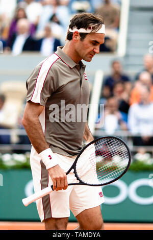 Paris, Frankreich. 26 Mai, 2019. Roger Federer aus der Schweiz während seiner Runde 1 Spiel bei den French Open 2019 Grand Slam Tennis Turnier in Roland Garros, Paris, Frankreich. Frank Molter/Alamy leben Nachrichten Stockfoto