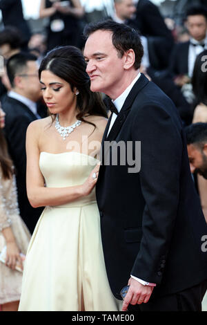 Cannes, Frankreich. 25 Mai, 2019. Daniella Pick und Quentin Tarantino kommt zur Premiere von "CÉRÉMONIE DE CLOTURE/HORS NORMES" während der 2019 Cannes Film Festival am 25. Mai 2019 im Palais des Festivals in Cannes, Frankreich. (Credit: Lyvans Boolaky/Image Space/Medien Punch)/Alamy leben Nachrichten Stockfoto