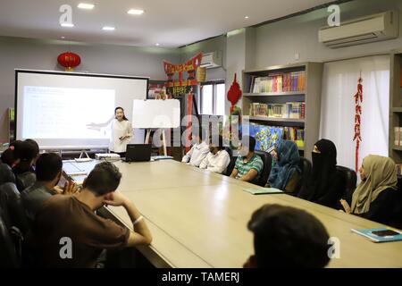 (190525) - islamabad, 25. Mai 2019 (Xinhua) - ein chinesischer Lehrer lehrt Pakistanische Studenten am Konfuzius-institut in Islamabad, der Hauptstadt von Pakistan, am 22. Mai 2019. China und Pakistan Hände werden in Gebäude eine engere Gemeinschaft mit gemeinsamen Zukunft in die neue Ära vor dem Hintergrund der sich wandelnden internationalen Landschaften, der chinesische Botschafter Yao Jing sagte. Die China-Pakistan ökonomischen Flur (CPEC), ein wichtiges Pilotprojekt des China - Seidenstraße Wirtschafts- Riemen und das 21. Jahrhundert Maritime Seidenstraße, über drastische Änderungen an Pakistans sozio-ökonomische Entwicklung der Pas gebracht hat. Stockfoto