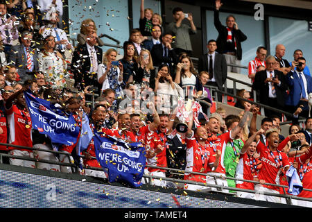 London, Großbritannien. 26 Mai, 2019. Charlton Athletic Spieler heben Sie die Liga eine Play off Trophy und die Förderung auf die Meisterschaft feiern. Skybet Fußball Liga Play off Finale, Charlton Athletic v Sunderland im Wembley Stadion in London am Sonntag, den 26. Mai 2019. Dieses Bild dürfen nur für redaktionelle Zwecke verwendet werden. Nur die redaktionelle Nutzung, eine Lizenz für die gewerbliche Nutzung erforderlich. Keine Verwendung in Wetten, Spiele oder einer einzelnen Verein/Liga/player Publikationen. Credit: Andrew Orchard sport Fotografie/Alamy leben Nachrichten Stockfoto