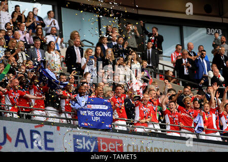 London, Großbritannien. 26 Mai, 2019. Charlton Athletic Spieler heben Sie die Liga eine Play off Trophy und die Förderung auf die Meisterschaft feiern. Skybet Fußball Liga Play off Finale, Charlton Athletic v Sunderland im Wembley Stadion in London am Sonntag, den 26. Mai 2019. Dieses Bild dürfen nur für redaktionelle Zwecke verwendet werden. Nur die redaktionelle Nutzung, eine Lizenz für die gewerbliche Nutzung erforderlich. Keine Verwendung in Wetten, Spiele oder einer einzelnen Verein/Liga/player Publikationen. Credit: Andrew Orchard sport Fotografie/Alamy leben Nachrichten Stockfoto