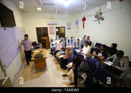 (190525) - islamabad, 25. Mai 2019 (Xinhua) - ein chinesischer Lehrer lehrt Pakistanische Studenten am Konfuzius-institut in Islamabad, der Hauptstadt von Pakistan, am 22. Mai 2019. China und Pakistan Hände werden in Gebäude eine engere Gemeinschaft mit gemeinsamen Zukunft in die neue Ära vor dem Hintergrund der sich wandelnden internationalen Landschaften, der chinesische Botschafter Yao Jing sagte. Die China-Pakistan ökonomischen Flur (CPEC), ein wichtiges Pilotprojekt des China - Seidenstraße Wirtschafts- Riemen und das 21. Jahrhundert Maritime Seidenstraße, über drastische Änderungen an Pakistans sozio-ökonomische Entwicklung der Pas gebracht hat. Stockfoto