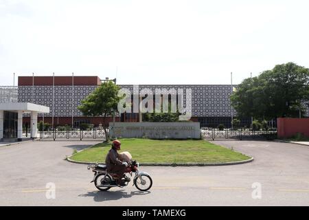 (190525) - islamabad, 25. Mai 2019 (Xinhua) - ein Motorradfahrer fährt hinter dem Gebäude von Pakistan-China Friendship Center in Islamabad, der Hauptstadt von Pakistan, am 22. Mai 2019. China und Pakistan Hände werden in Gebäude eine engere Gemeinschaft mit gemeinsamen Zukunft in die neue Ära vor dem Hintergrund der sich wandelnden internationalen Landschaften, der chinesische Botschafter Yao Jing sagte. Die China-Pakistan ökonomischen Flur (CPEC), ein wichtiges Pilotprojekt des China - Seidenstraße Wirtschafts- Riemen und die Maritime Seidenstraße des 21. Jahrhunderts, hat drastische Änderungen an Pakistans sozio-ökonomische Entwicklung Stockfoto