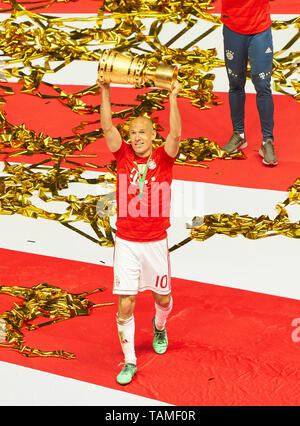 München, Deutschland. 25 Mai, 2019. Siegerehrung: Arjen ROBBEN, FCB 10 mit Pokal FC BAYERN MÜNCHEN - RB LEIPZIG 3-0 Finale DFB-Pokal, DFB-Pokal, Berlin, 25. Mai 2019 Saison 2018/2019, Fussball, München, Red Bull © Peter Schatz/Alamy Live News Credit: Peter Schatz/Alamy leben Nachrichten Stockfoto