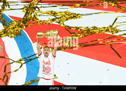 München, Deutschland. 25 Mai, 2019. Siegerehrung: Franck Ribery, FCB 7 mit Pokal FC BAYERN MÜNCHEN - RB LEIPZIG 3-0 Finale DFB-Pokal, DFB-Pokal, Berlin, 25. Mai 2019 Saison 2018/2019, Fussball, München, Red Bull © Peter Schatz/Alamy Live News Credit: Peter Schatz/Alamy leben Nachrichten Stockfoto