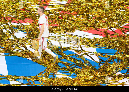 München, Deutschland. 25 Mai, 2019. Siegerehrung: Franck Ribery, FCB 7 mit Pokal FC BAYERN MÜNCHEN - RB LEIPZIG 3-0 Finale DFB-Pokal, DFB-Pokal, Berlin, 25. Mai 2019 Saison 2018/2019, Fussball, München, Red Bull © Peter Schatz/Alamy Live News Credit: Peter Schatz/Alamy leben Nachrichten Stockfoto