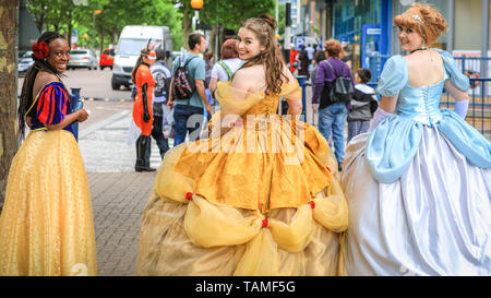 London, Großbritannien. 26 Mai, 2019. Drei Disney Prinzessinnen auf dem Weg nach Hause Lächeln, als sie vorüber gehen. MCM Comicon der dritte und letzte Tag erneut Tausende von cosplayer und Fans der Comics, Spiele und Sci-fi und Fantasy in fantastischen Kostümen und Outfits auf ExCel London Ihre Lieblingsfiguren zu feiern. Credit: Imageplotter/Alamy leben Nachrichten Stockfoto