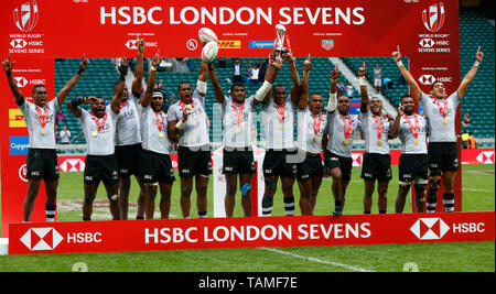 London, Großbritannien. 26 Mai, 2019. Fidschi Mannschaft mit Trophäe während der HSBC World Rugby Sevens Serie 2019 London 7 s Finale zwischen Fidschi und Australien bei Twickenham am 26. Mai 2019 Credit: Aktion Foto Sport/Alamy leben Nachrichten Stockfoto