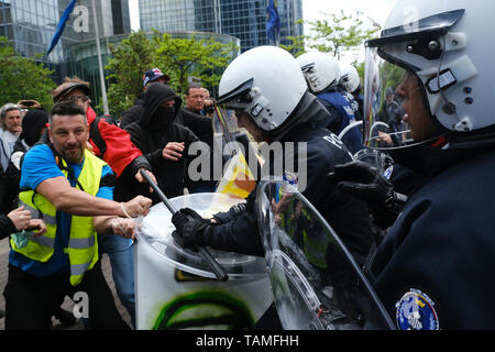 Brüssel, Belgien. 26 Mai, 2019. Demonstranten Zusammentreffen mit Polizei, wie sie in einer Demonstration Eingreifen durch gelbe Westen am Bahnhof Brüssel-Nord Credit: ALEXANDROS MICHAILIDIS/Alamy leben Nachrichten Stockfoto