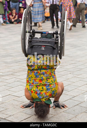 Salisbury, Wiltshire, UK. 26. Mai 2019. Eine Vielzahl der Unterhaltung an der Salisbury International Arts Festival, um die Massen zu unterhalten. Stopgap Dance Company Kittel durchführen. Credit: Carolyn Jenkins/Alamy leben Nachrichten Stockfoto