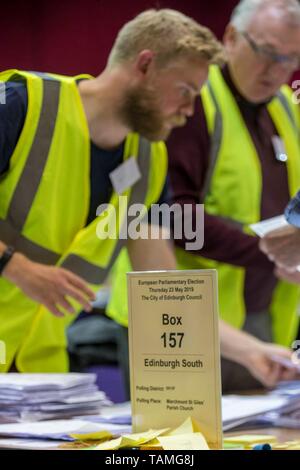 Edinburgh, Großbritannien. 26 Mai, 2019. Die Auszählung der Stimmen in der Wahl zum Europäischen Parlament für die Stadt Edinburgh Zählbereich erfolgt bei EICC, Morrison Street, Edinburgh. Credit: Rich Dyson/Alamy leben Nachrichten Stockfoto