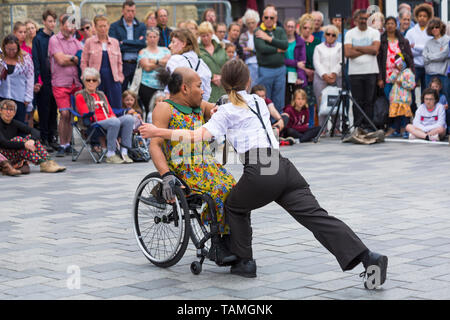 Salisbury, Wiltshire, UK. 26. Mai 2019. Eine Vielzahl der Unterhaltung an der Salisbury International Arts Festival, um die Massen zu unterhalten. Stopgap Dance Company Kittel durchführen. Credit: Carolyn Jenkins/Alamy leben Nachrichten Stockfoto