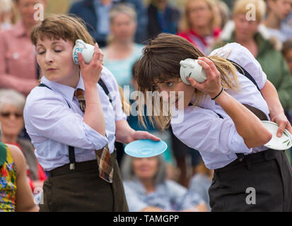 Salisbury, Wiltshire, UK. 26. Mai 2019. Eine Vielzahl der Unterhaltung an der Salisbury International Arts Festival, um die Massen zu unterhalten. Stopgap Dance Company Kittel durchführen. Credit: Carolyn Jenkins/Alamy leben Nachrichten Stockfoto