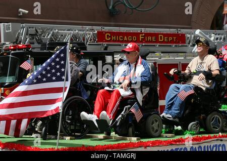 Chicago, USA. 25 Mai, 2019. Veteranen nehmen an der Memorial Day Parade in Chicago, USA, am 25. Mai 2019. Der Gedenktag ist ein Urlaub in den Vereinigten Staaten für die Erinnerung an die Menschen, die gestorben sind, während in der bewaffneten Kräfte des Landes dienen. Credit: Wang Qiang/Xinhua/Alamy leben Nachrichten Stockfoto